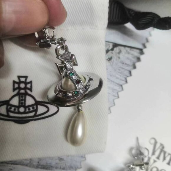 Vivienne Westwood Stunning Pearl Earring - Picture 1 of 5